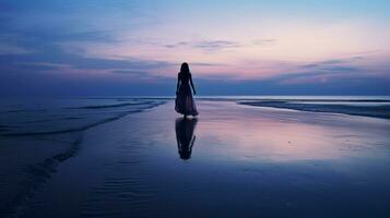 Silhouette Gehen auf heiter Strand beim Dämmerung foto