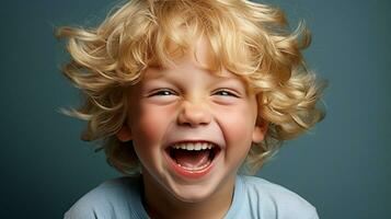 lächelnd heiter Kind mit blond Haar strahlt Glück foto