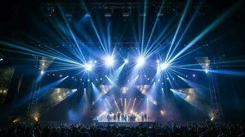 Scheinwerfer leuchtet Bühne einstellen beim Beliebt Konzert foto