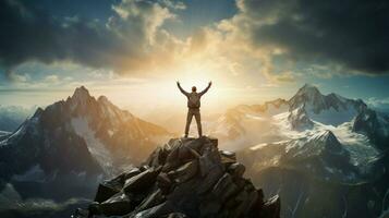 Stehen triumphierend oben auf felsig Berg Gipfel Waffen erziehen foto