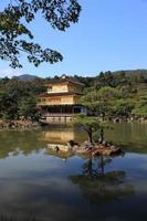 kinkakuji-tempel - goldener pavillon in kyoto japan foto