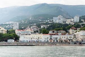 Blick auf die Stadt Jalta und die Küste des Schwarzen Meeres, Krim
