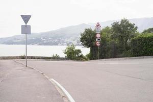 Straßenschilder entlang der Küstenstraße foto