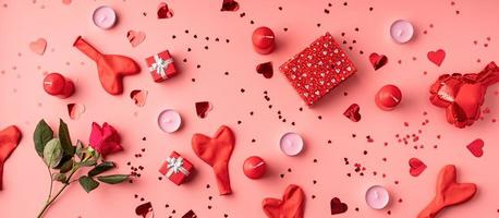 Draufsicht des Valentinstagmusters auf rosa Hintergrund foto