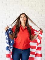 schöne junge Frau mit amerikanischer Flagge foto