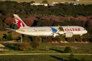 Katar Atemwege Passagier Flugzeug beim Flughafen. Zeitplan Flug Reise. Luftfahrt und Flugzeug. Luft Transport. global International Transport. fliegen und fliegend. foto