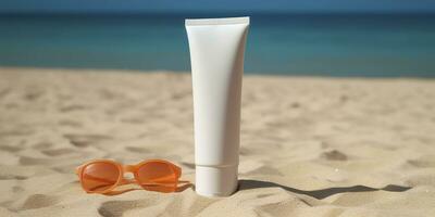 leer leeren Weiß Plastik Rohr. Sonnenschutz Lotion auf ein sandig Strand, Sommer- Komposition mit Sonnenbrille, Blau Meer wie Hintergrund, Kopieren Raum. Sommer- Ferien und Haut Pflege Konzept, ai generativ foto