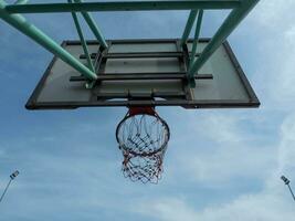 Sport Basketball Band Korb Spiel Wettbewerb Ball Netz Ausrüstung Spiel Mannschaft Tor Blau Himmel Wolke Hintergrund oben Aussicht Ergebnis Aktivität Schuss Gericht Erholung Ring Orange Stadion Meisterschaft abspielen Symbol Sieg foto