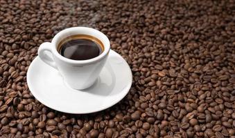 Espresso-Kaffeetasse auf gerösteten Bohnen Hintergrund. Platz kopieren foto