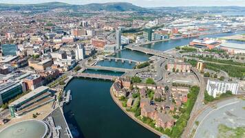 Antenne Aussicht auf Fluss und Gebäude im Stadt Center von Belfast Nord Irland. Drohne Foto, hoch Winkel Aussicht von Stadt, Dorf foto