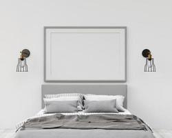 Schlafzimmer mit Bett und Bilderrahmen an der Wand foto