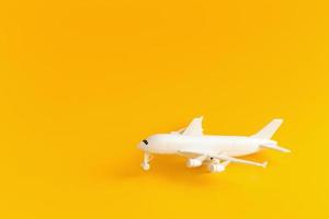 Plastikspielzeugflugzeug auf gelbem Hintergrund foto