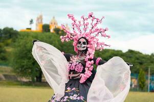 zauberhaft catrina ein dia de los Muertos Fotoshooting im cholula Cempasuchil Felder, gerahmt durch das ikonisch cholula Kirche, feiern Schönheit und Tradition foto