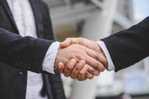 Geschäftsleute schütteln sich die Hand, um eine Vereinbarung über einen Geschäftsvorschlag zu treffen foto