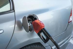 Pumpen von Benzinkraftstoff im Auto an der Tankstelle