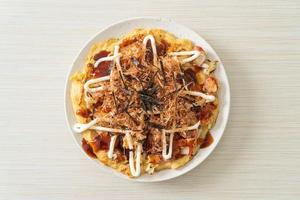 japanische traditionelle pizza namens okonomiyaki foto