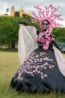 zauberhaft catrina ein dia de los Muertos Fotoshooting im cholula Cempasuchil Felder, gerahmt durch das ikonisch cholula Kirche, feiern Schönheit und Tradition foto