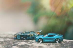 Foto von ein Blau Spielzeug Auto mit ein verschwommen Hintergrund