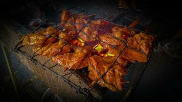 gegrillt Hähnchen oder Ayam pangang gegrillt Über heiß Feuer Holzkohle. Indonesien Essen foto