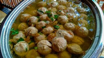 Bakso urat oder Fleischbällchenmuskeln ist ein beliebtes traditionelles Essen aus Fleisch und Kuhmuskeln, serviert mit Gemüse, Nudeln und Aromasuppe, serviert auf einer Schüssel foto