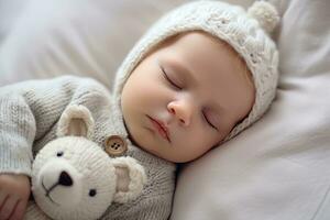 süß Neugeborene Baby Schlafen im ein gestrickt Hut auf das Bett, Neugeborene Baby Schlafen auf ein Weiß Bett, ai generiert foto