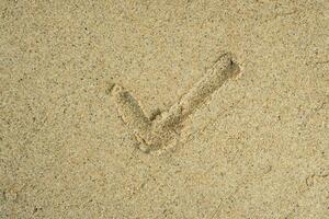 Checkliste gezeichnet auf Strand Sand Oberfläche foto