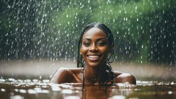 Porträt von schön erotisch lächelnd nass schwarz Haut Frau im das Wasser im das Regen. generativ ai foto