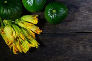 Kofferraum Zucchini und Blumen auf rustikal Holz foto