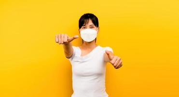 asiatische Frau, die eine Anti-Virus-Maske trägt, um andere zu schützen