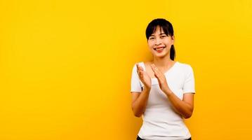 Glückwunschportrait einer Asiatin mit Freudenklatschen foto