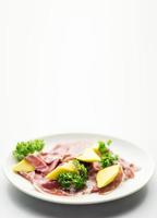 gepökelter Parma-Serrano-Schinken mit frischer Mangosalat-Snack-Vorspeise