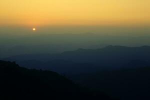 Berg von das höchste Punkt von das Sonnenuntergang Sicht. foto