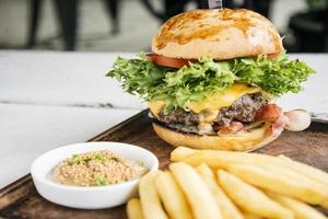 Beef Burger mit Pommes und Senfsauce Snack-Menü foto