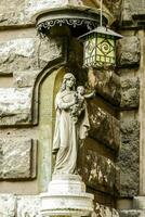 Statue von Person auf das Mauer von ein Gebäude foto