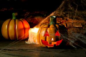 Dekoration zum das Feier von Halloween mit Kürbisse, Spinnen, Kerzen foto