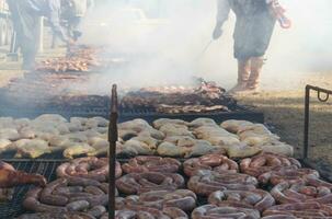 traditionell Fleisch gegrillt auf das Grill im das Argentinien Landschaft foto