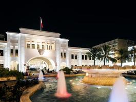 berühmtes Wahrzeichen des Bab al Bahrain Square in der zentralen Altstadt von Manama bei Nacht? foto