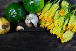 Kofferraum Zucchini und Blumen auf rustikal Holz foto