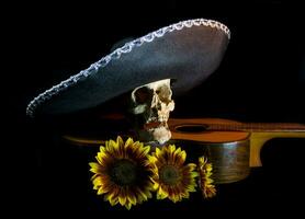 Mensch Schädel, Mexikaner Hut, Gitarre und Sonnenblumen foto