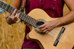 ein Person spielen ein akustisch Gitarre foto