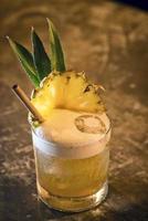 Ananas Mango tropischer Rum fruchtiges Cocktailgetränk in der Bar foto