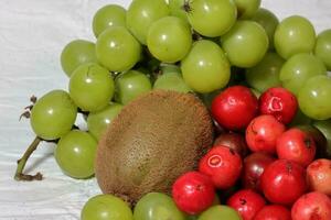reif Früchte Sammlung mit Trauben zum gesund Diät planen auf Weiß Hintergrund foto