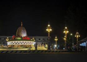 Durian-Kreisverkehr-Wahrzeichen in der zentralen Kampot-Stadtstraße Kambodscha bei Nacht? foto