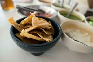 Mexikaner Tortilla Chips im Molcajete foto