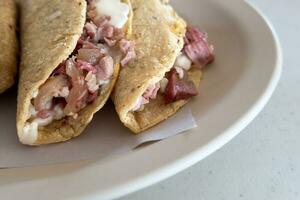 Schweinefleisch Carnitas Tacos mit handgemacht Tortillas im Mexiko foto