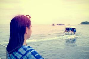 Frau suchen beim das Boot Das gesegelt Weg von ihr im Jahrgang Stil foto