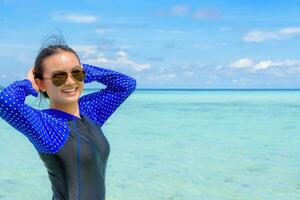 asiatisch Teen Mädchen ist entspannen im das Meer während Reise zu ko Lippe, Thailand foto