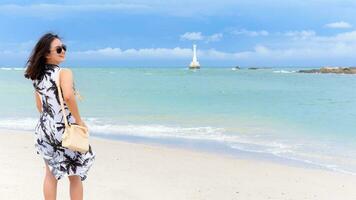 Frau Tourist auf das Strand im Thailand foto