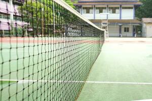 strecken von Tennis Netz auf das Gericht im das Nachmittag foto