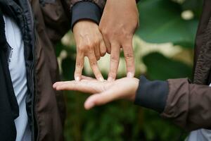 versprechen von Loyalität mit ein Handschlag wie ein Zeichen von Liebe zum das Paar mit ein natürlich Hintergrund foto